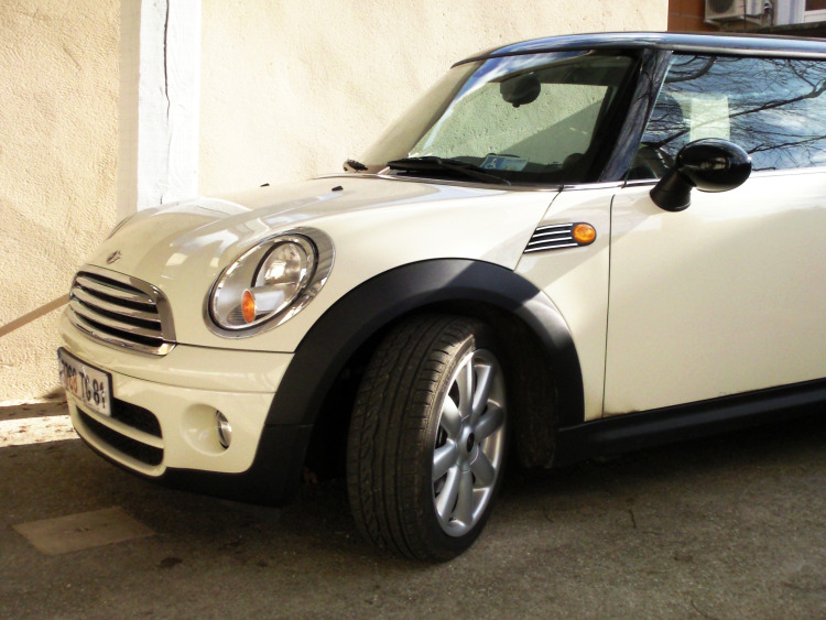 Chromzierleiste f&uuml;r K&uuml;hlergrill Mini 1 (01-06) Mini 2 (06-10) Mini 2 Cabriolet (07-10)/LCI (10-26)/L