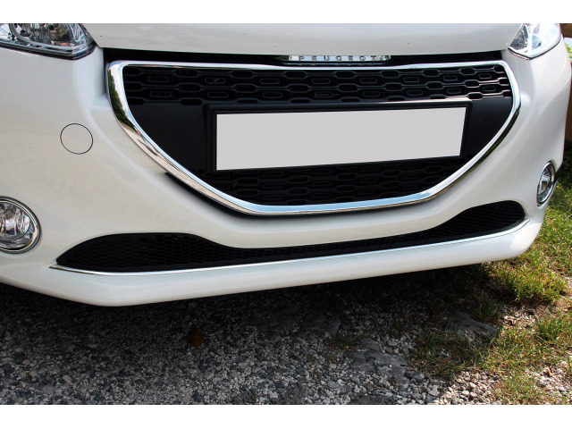 ZierChromleiste für KühlergrillUnterteil Peugeot 208 1215  Peugeot 208 phase 2 1519
